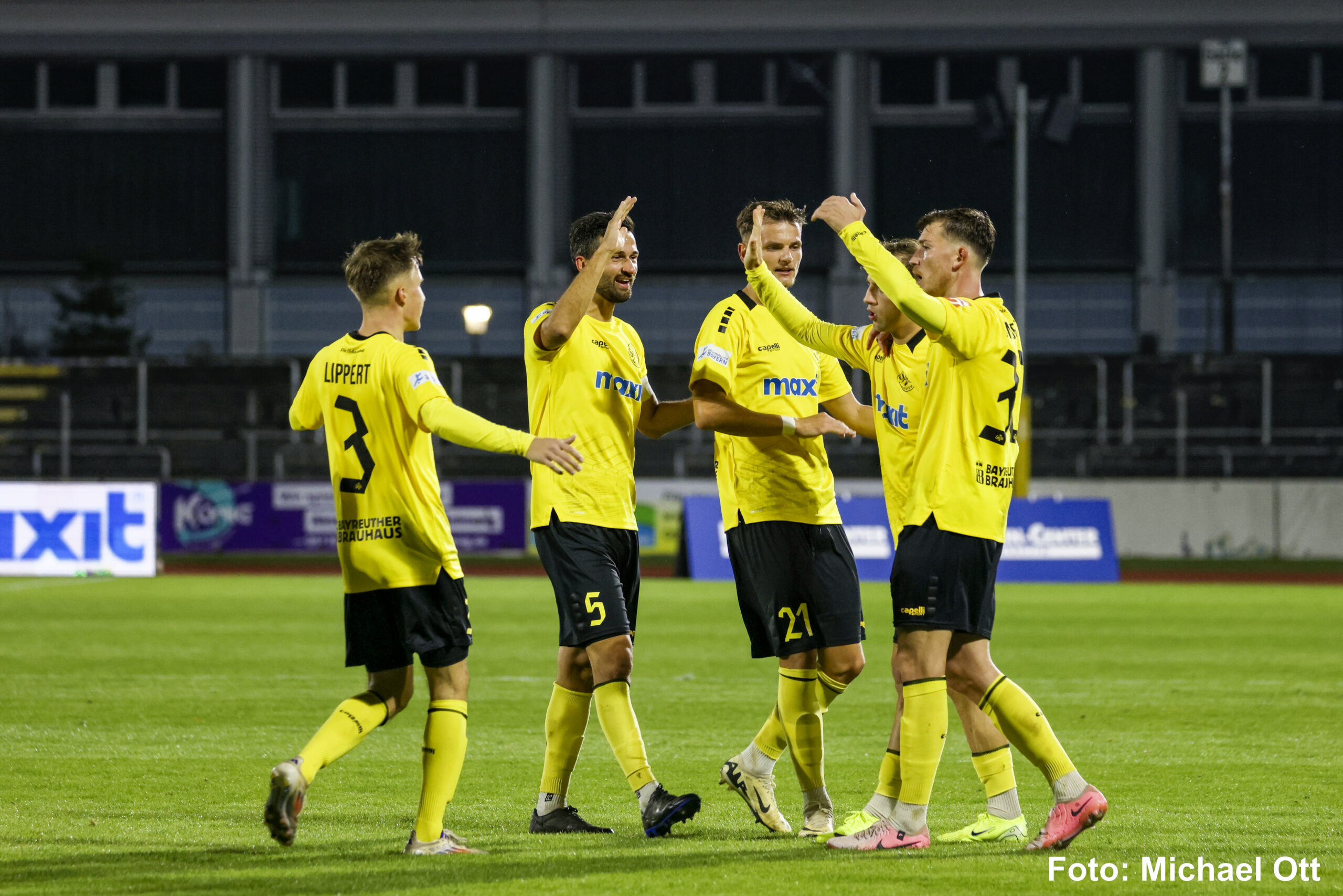 spvgg-bayreuth-burghausen-gratulation-heim