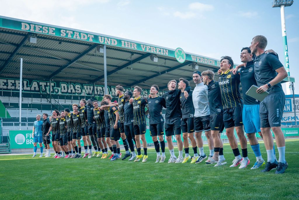 Die Mannschaft der SpVgg Bayreuth feiert vor den Fans