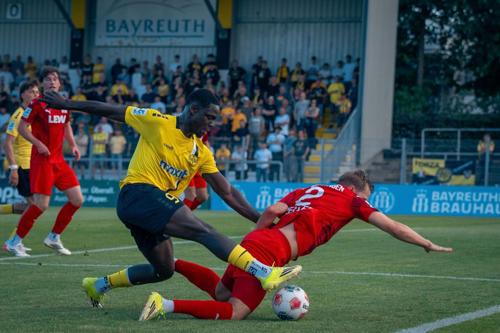 Kelvin Onuigwe kommt gegen den Memminger Verteidiger knapp nicht zum Abschluss