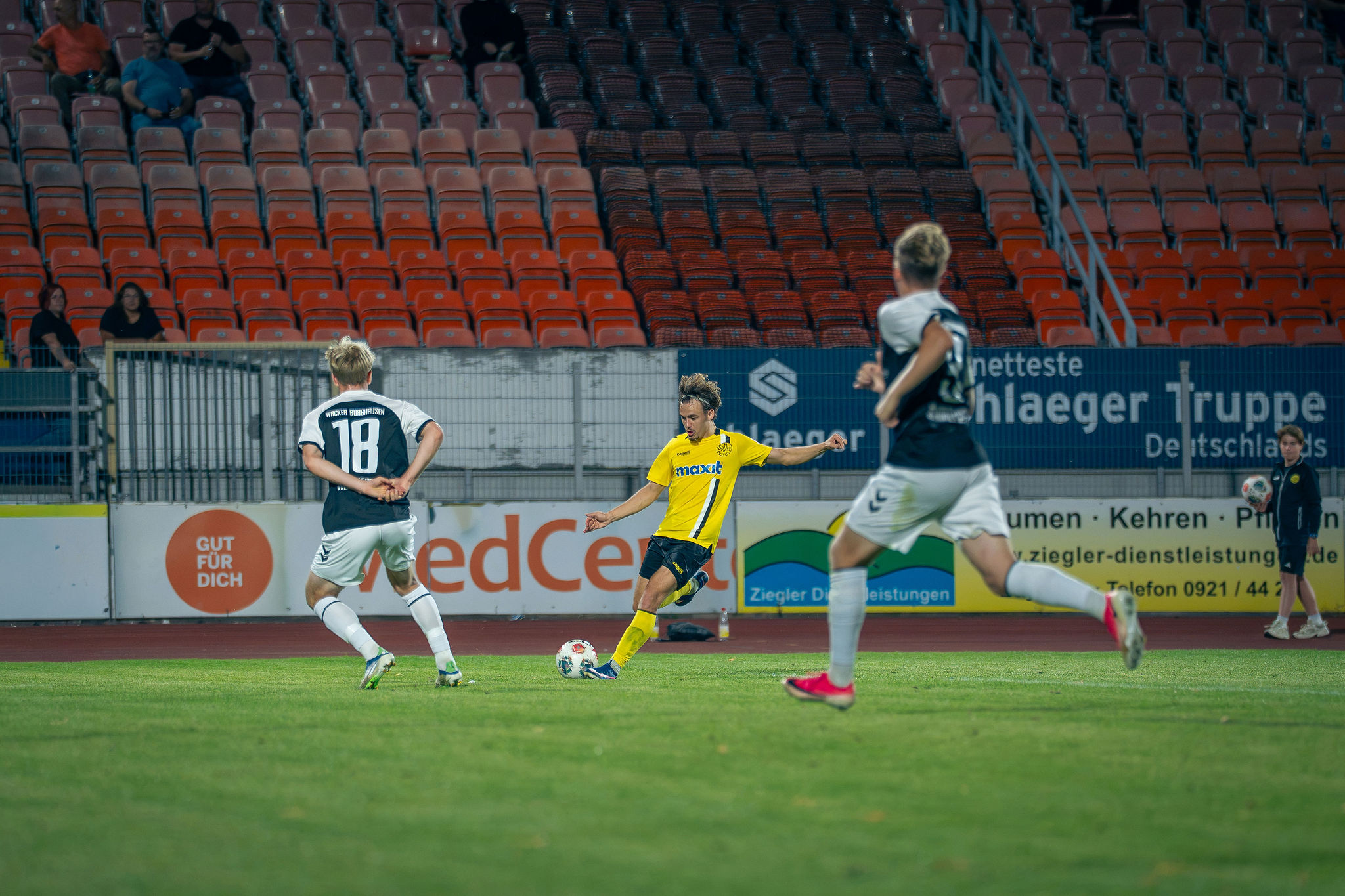Marlon Fries beim Flanken gegen den SV Wacker Burghausen
