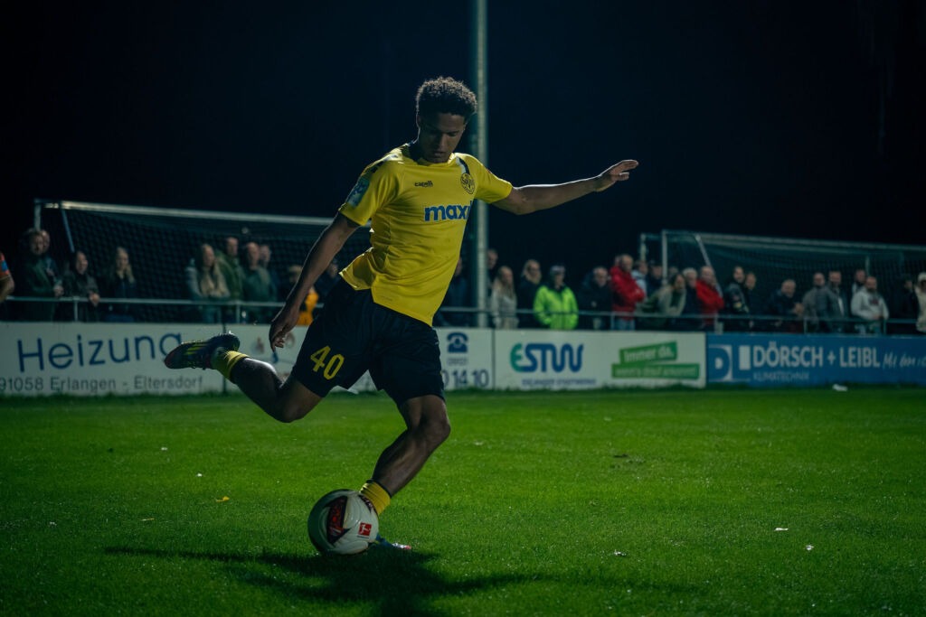 Micah Ham beim Flanken