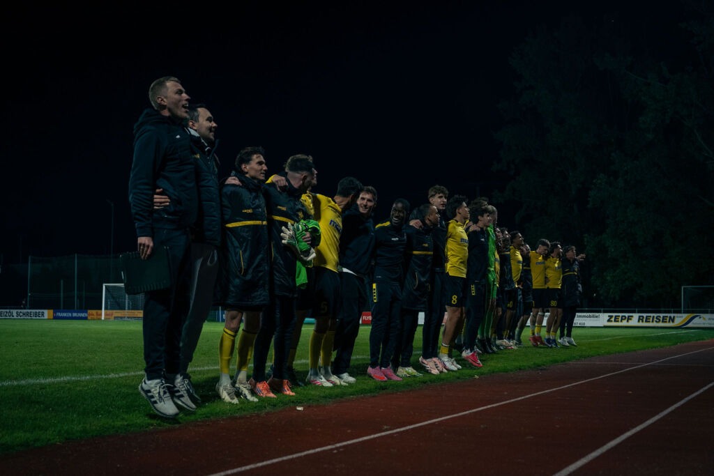 Das Team der SpVgg Bayreuth nach dem Sieg in Eltersdorf