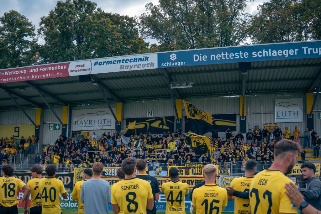 Mannschaft vor dem Biest
