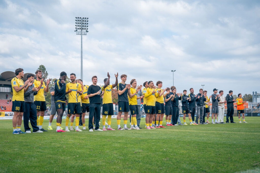 Mannschaft feiert nach dem Sieg gegen den TSV Landsberg