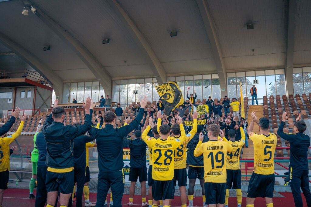 Mannschaft vor Fans in Augsburg