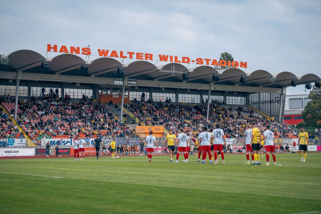 Haupttribüne gegen Landsberg
