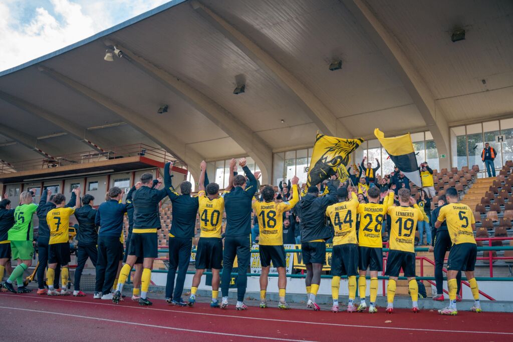 Mannschaft vor Fans nach Sieg gegen Schwaben Augsburg